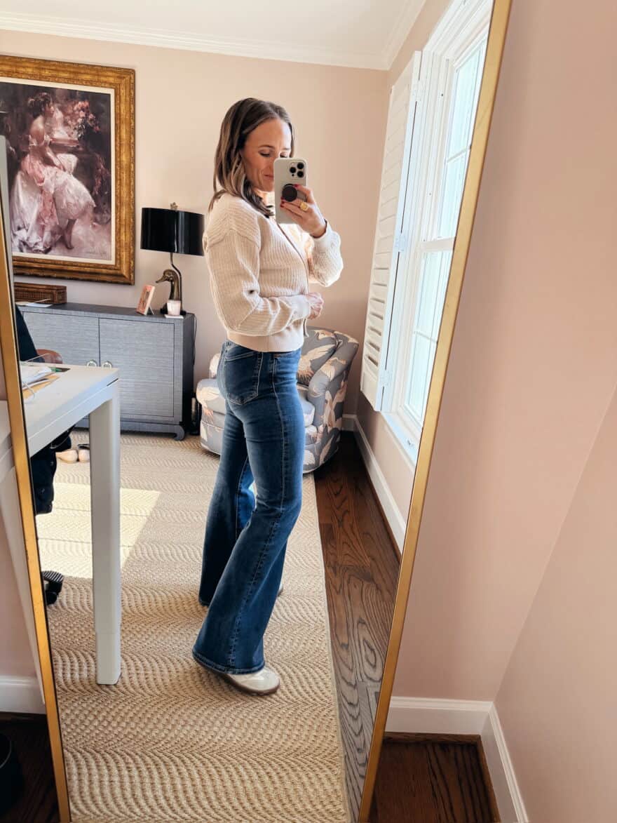 Woman wearing flare jeans and sneakers