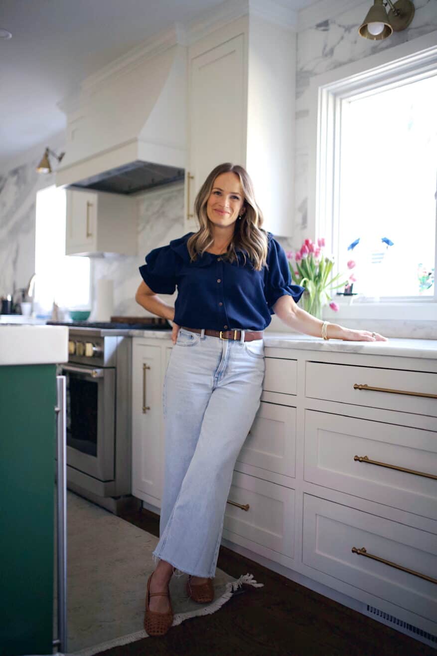 Woman wearing cute & casual spring outfit