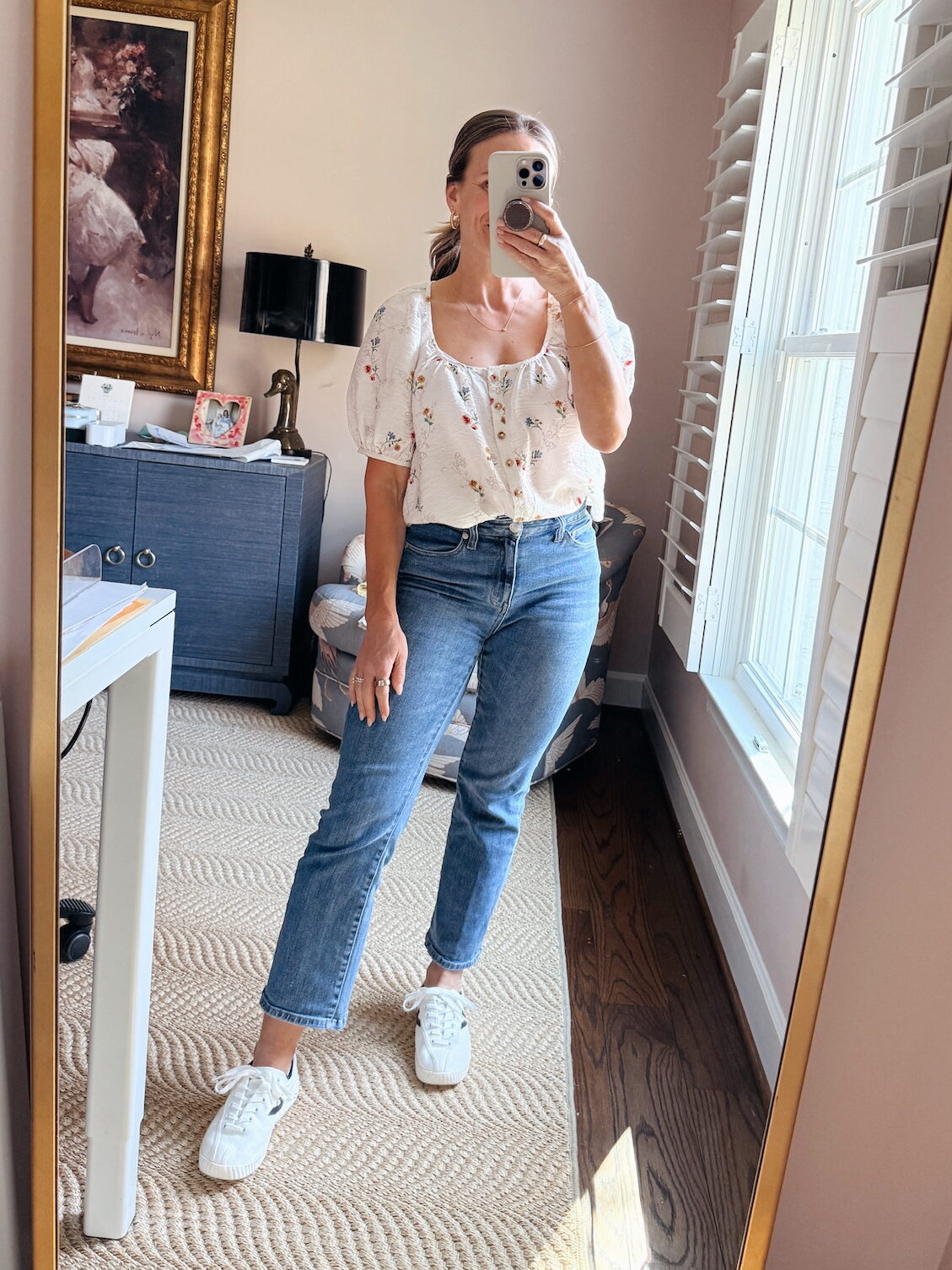 Woman wearing Tretorn Nylite white sneakers with jeans and a blouse