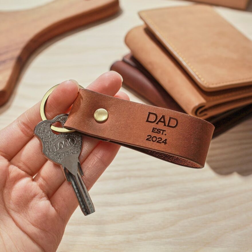 Leather “Dad” keychain: Christmas gift idea for husbands
